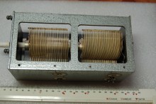 Конденсатор переменной емкости № 28 - две  секции по 100-1075 пф. Статор и ротор изолированы